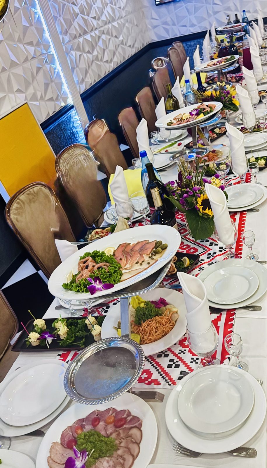 Banquet table